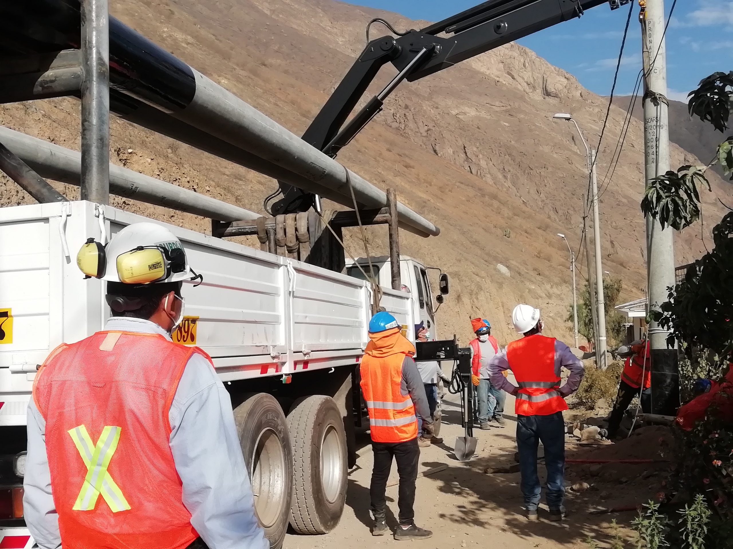 Instalación área de cable de Fibra Óptica en red vial